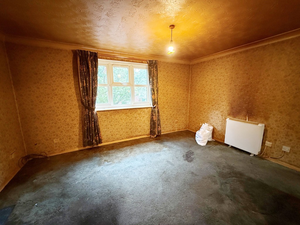 Lot: 146 - VACANT ONE-BEDROOM FIRST FLOOR FLAT FOR IMPROVEMENT - Living room with window to front taken from the kitchen area